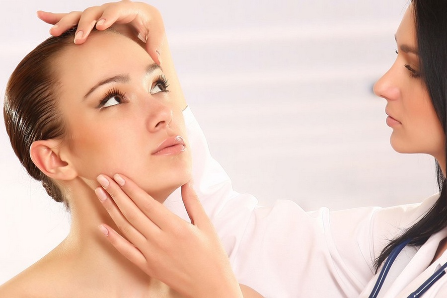 Why Women Over 30 Should Make a Frequent Trip to a Dermatologist